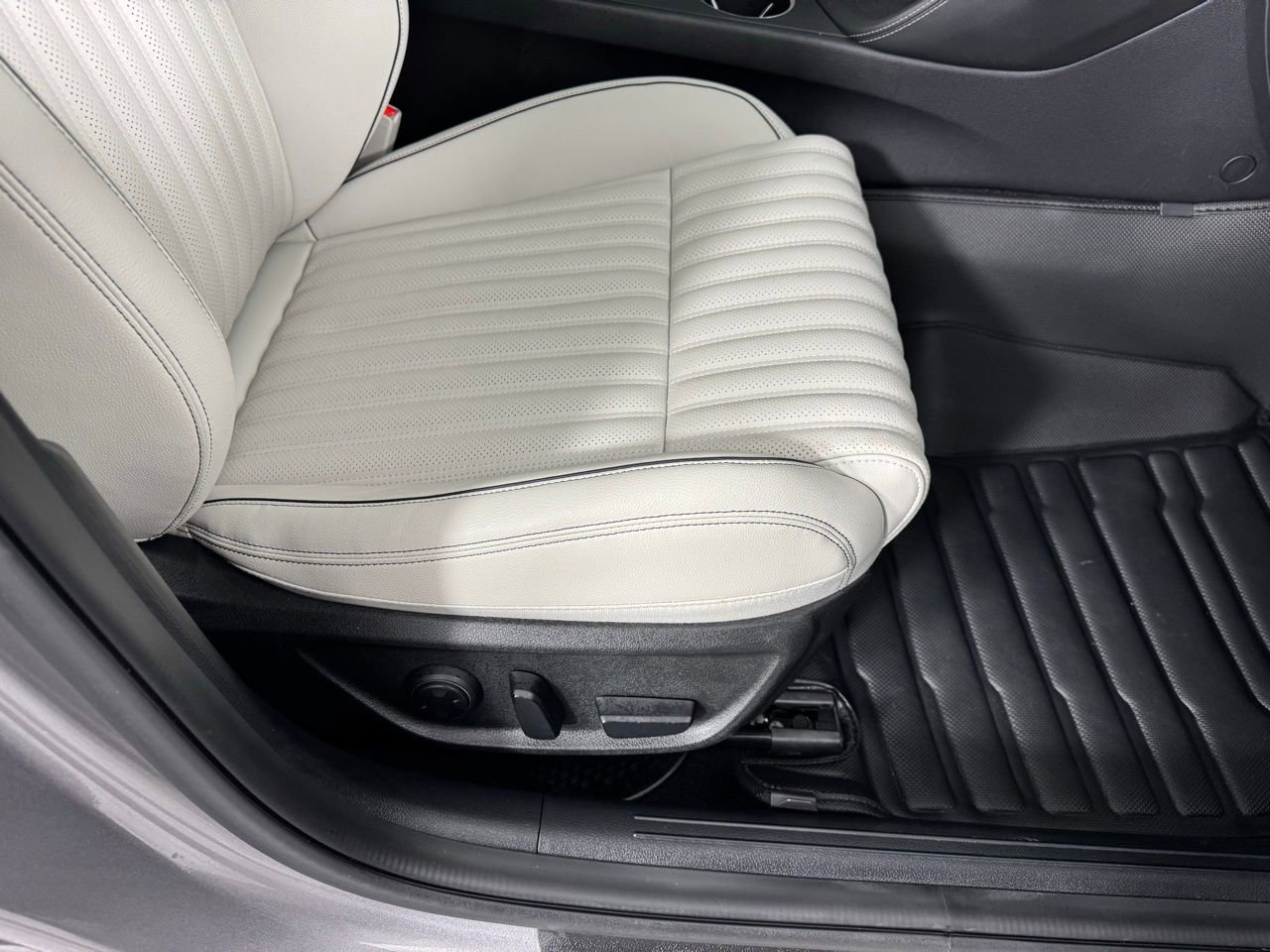 Used 2024 Genesis G70 3.3T Advanced image 34