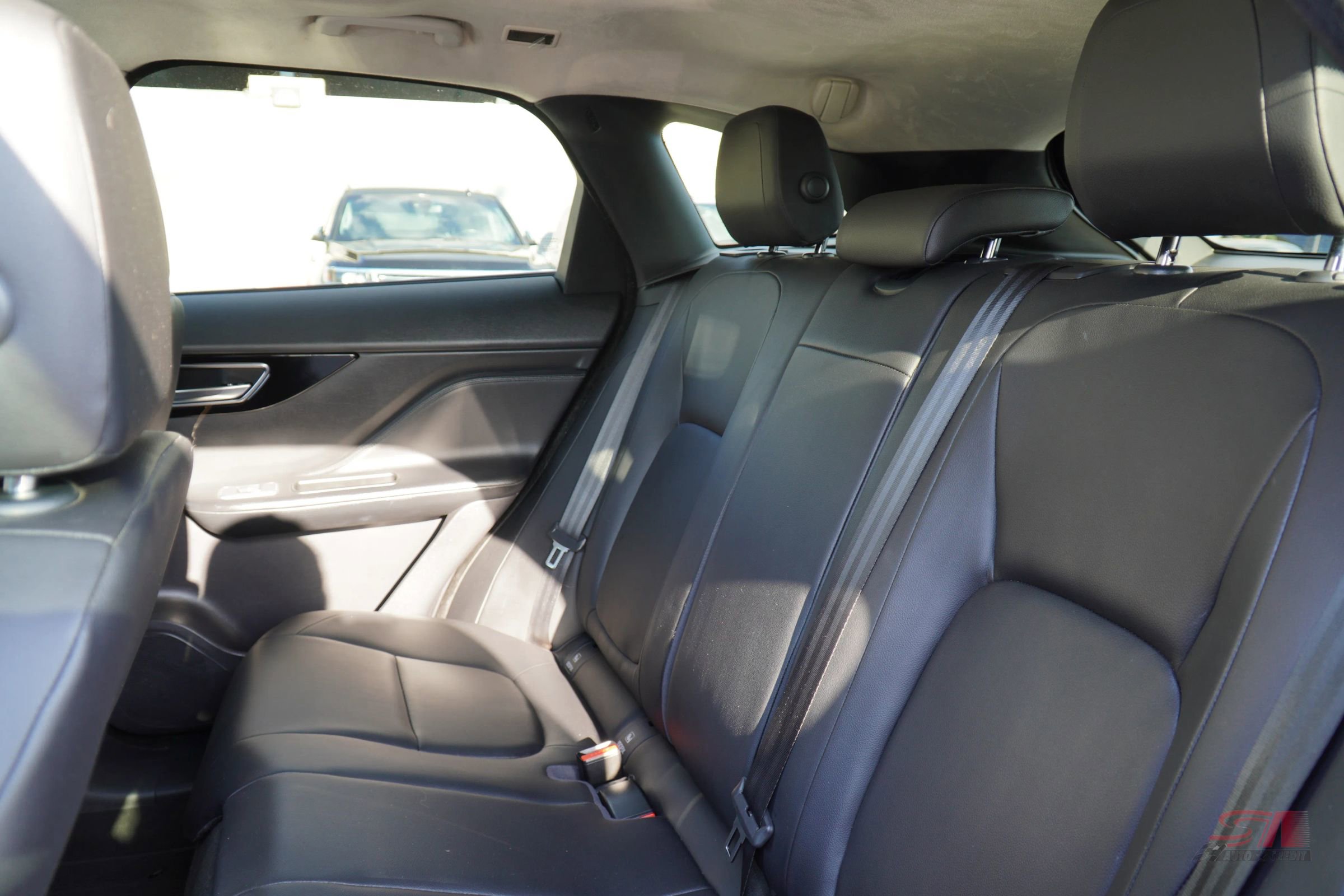 Used 2019 Jaguar F-PACE Premium image 22