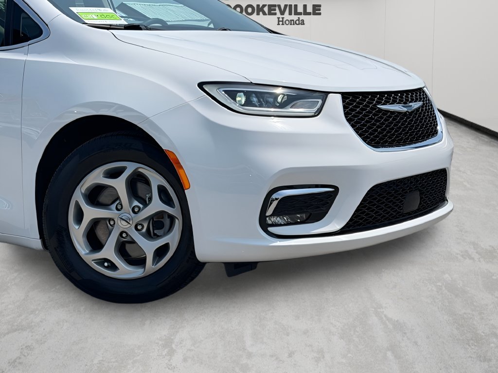 Used 2024 Chrysler Pacifica Limited FWD image 3