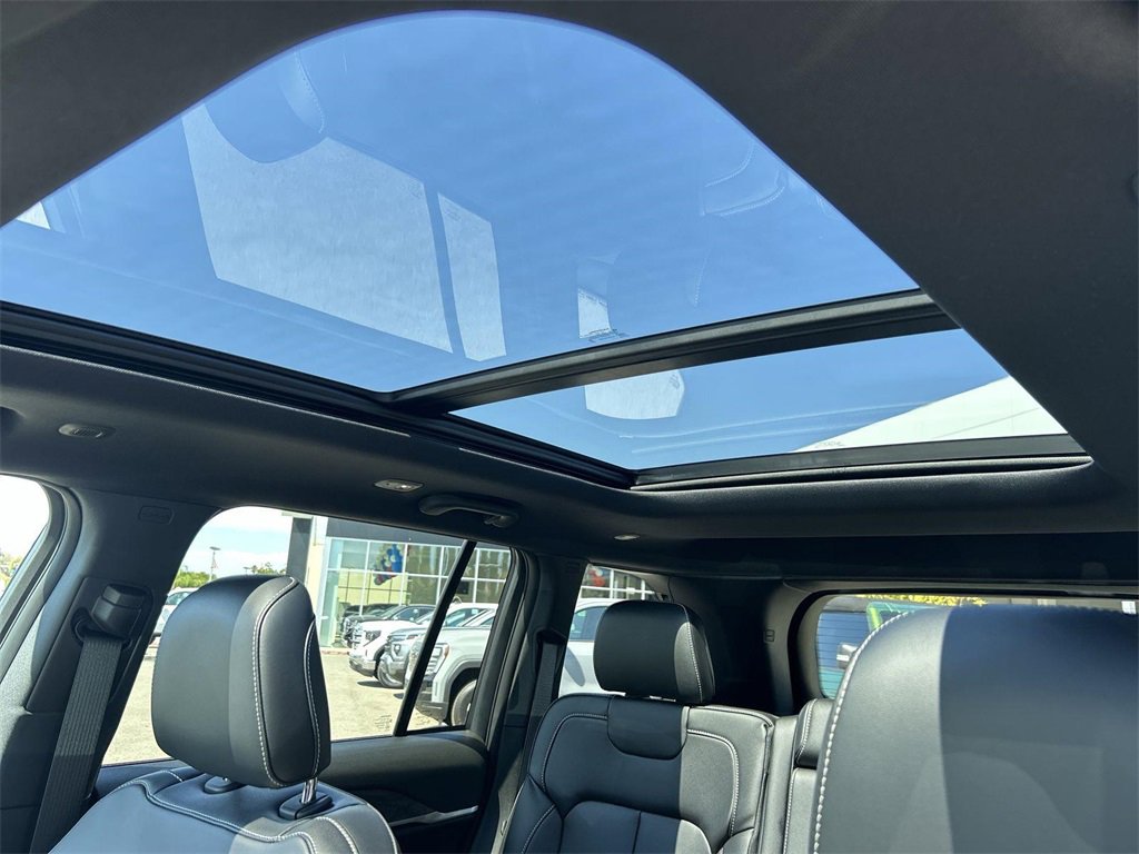 Used 2025 Jeep Grand Cherokee Limited w/ Black Appearance Package image 6