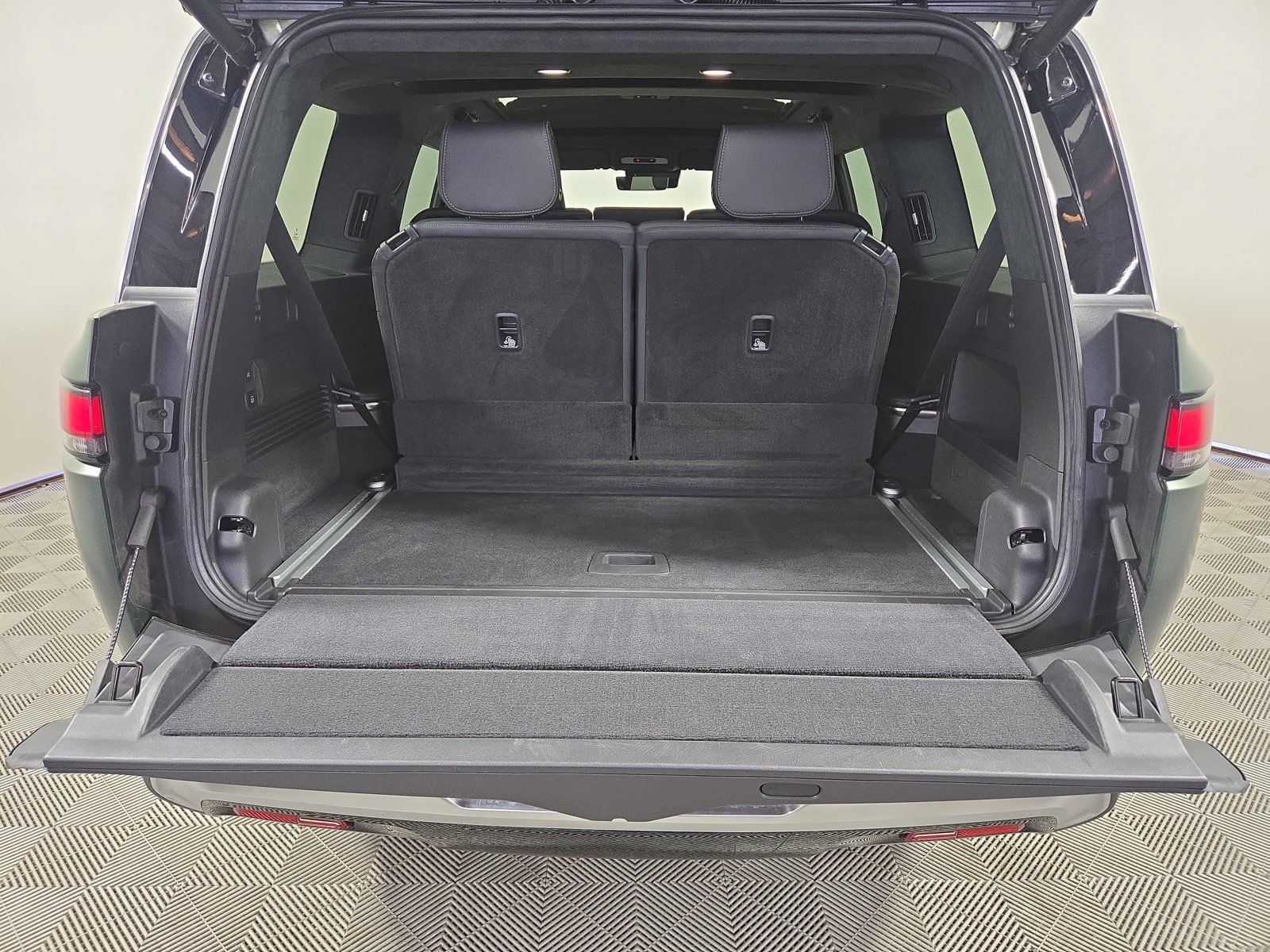 Used 2025 Rivian R1S Adventure Dual AWD/4WD image 15