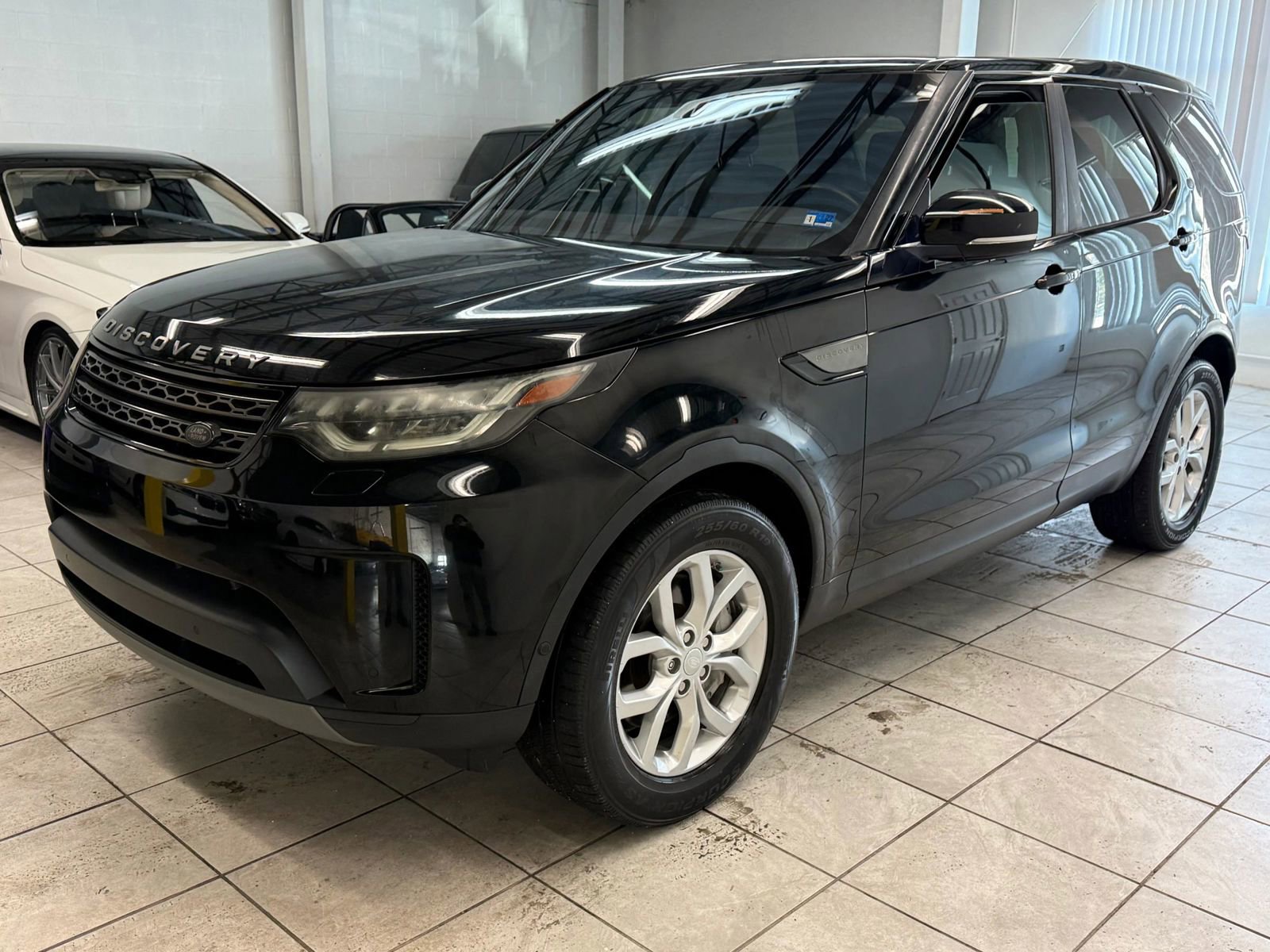 Used 2020 Land Rover Discovery SE image 3
