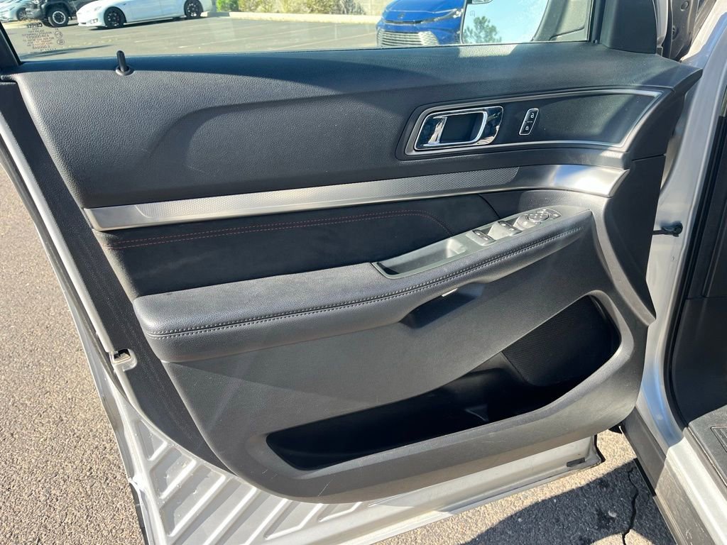 Used 2018 Ford Explorer XLT w/ Equipment Group 202A image 15