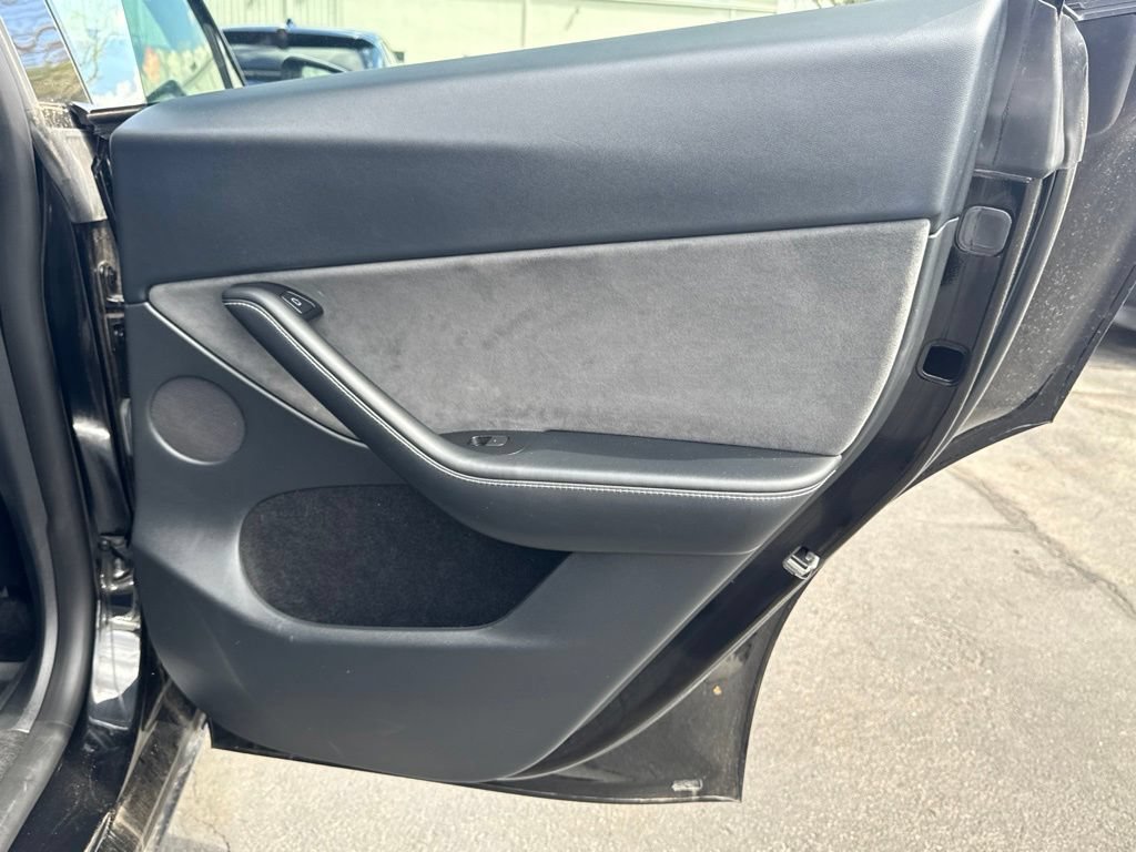 Used 2024 Tesla Model Y Long Range AWD/4WD image 19