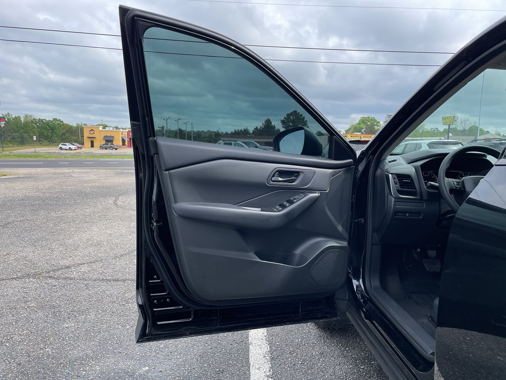 Used 2025 Nissan Rogue S image 6