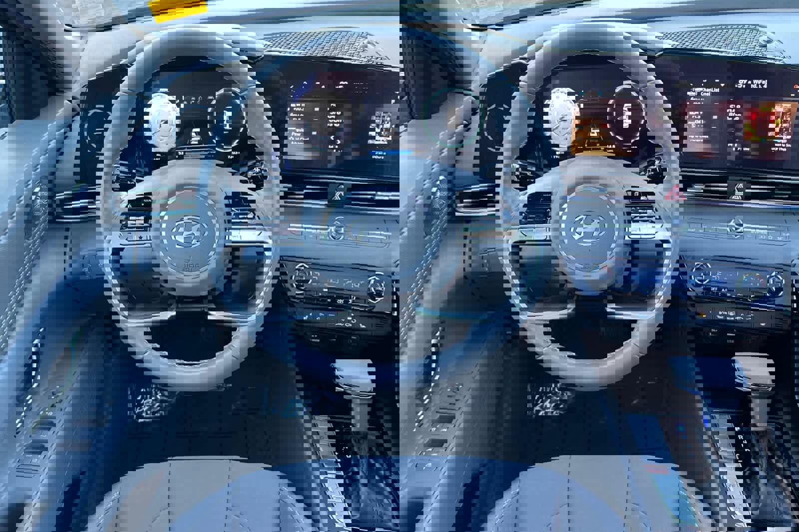 Used 2025 Hyundai Elantra SEL image 15