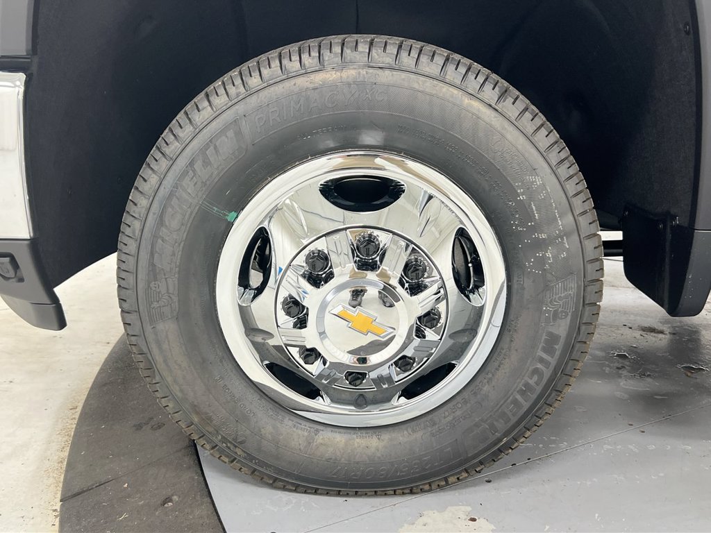 Used 2025 Chevrolet Silverado 3500 LTZ w/ LTZ Convenience Package AWD/4WD image 24