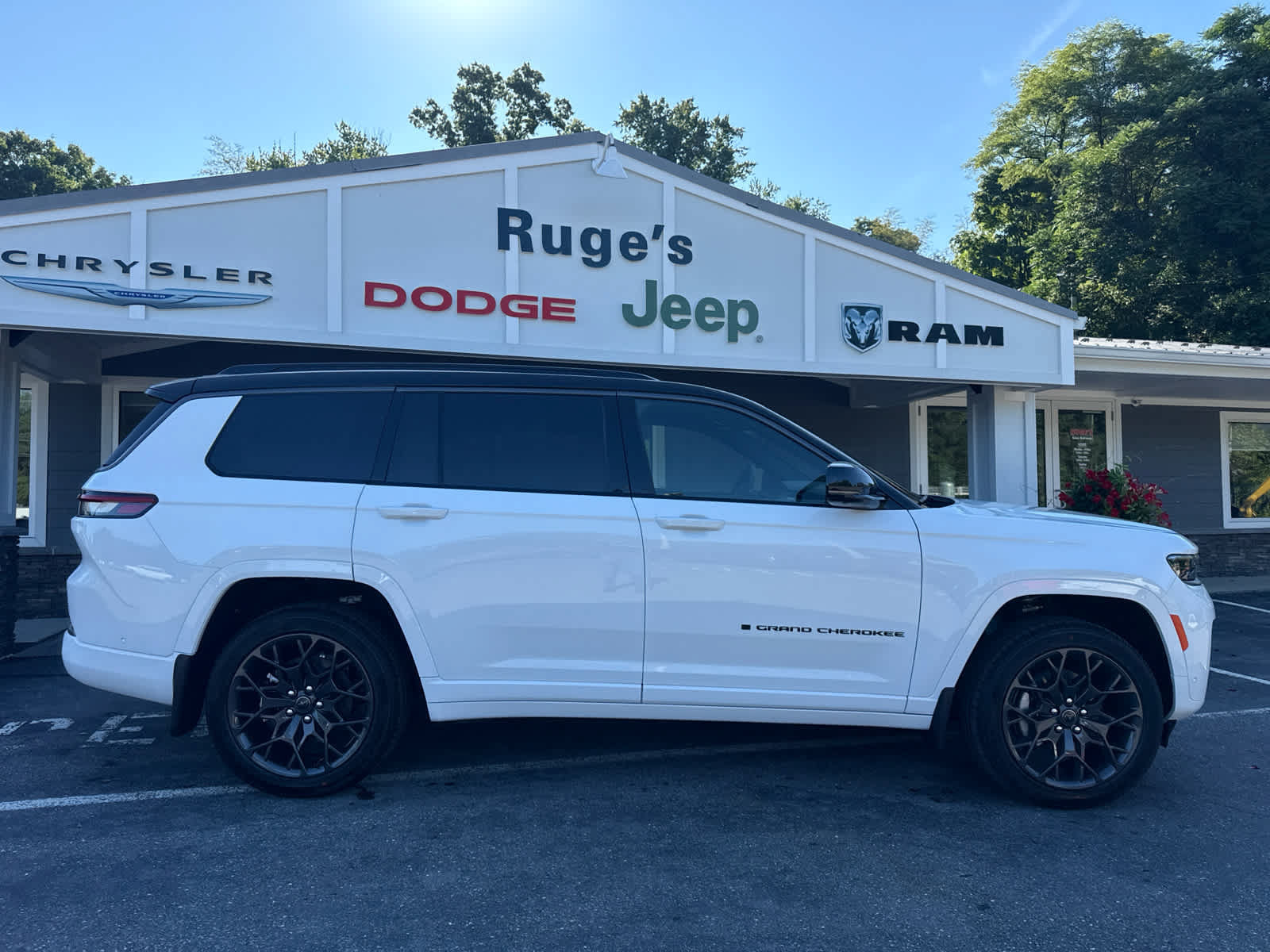 New 2027 Jeep Grand Cherokee L Summit w/ Obsidian Package AWD/4WD image 2