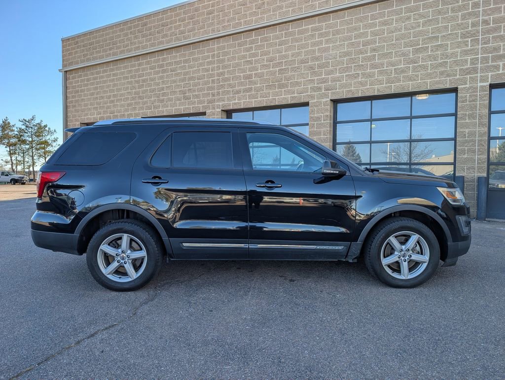 Used 2016 Ford Explorer XLT w/ Equipment Group 202A image 4
