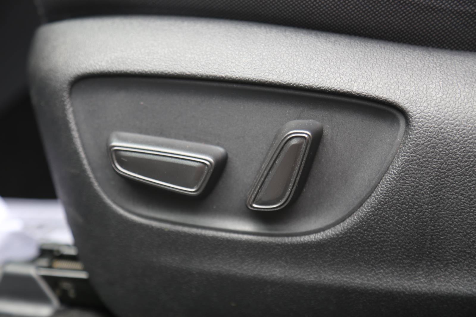 Used 2024 Toyota Highlander LE FWD image 7