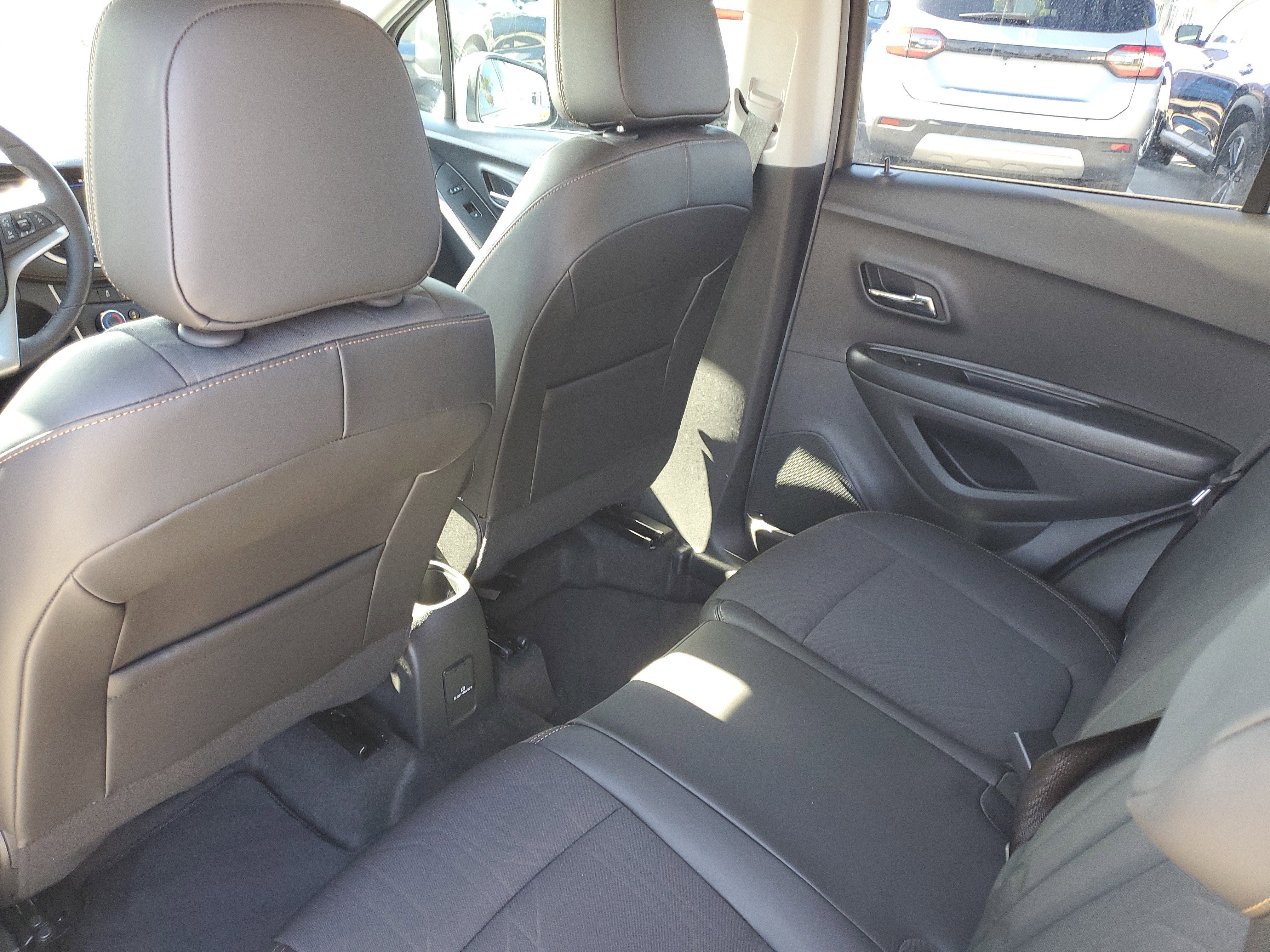 Used 2022 Chevrolet Trax LT w/ LT Convenience Package image 9