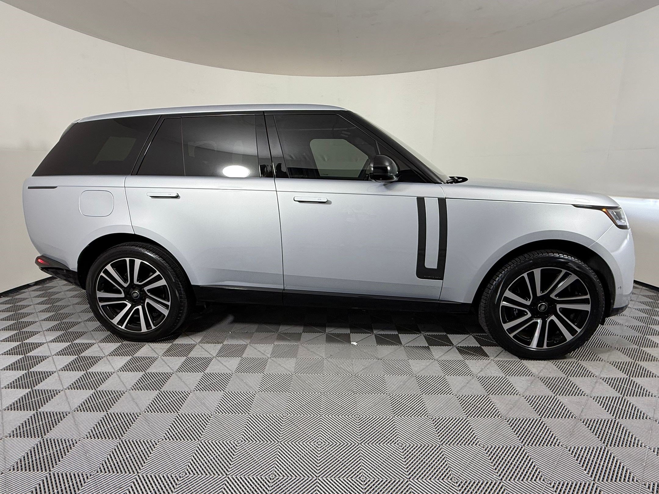 Used 2023 Land Rover Range Rover Autobiography AWD/4WD image 8