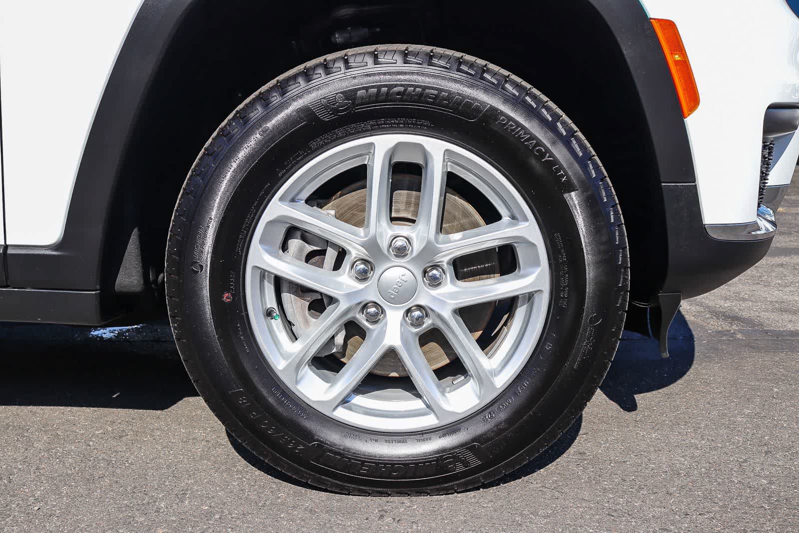 Used 2025 Jeep Grand Cherokee L Laredo RWD image 10