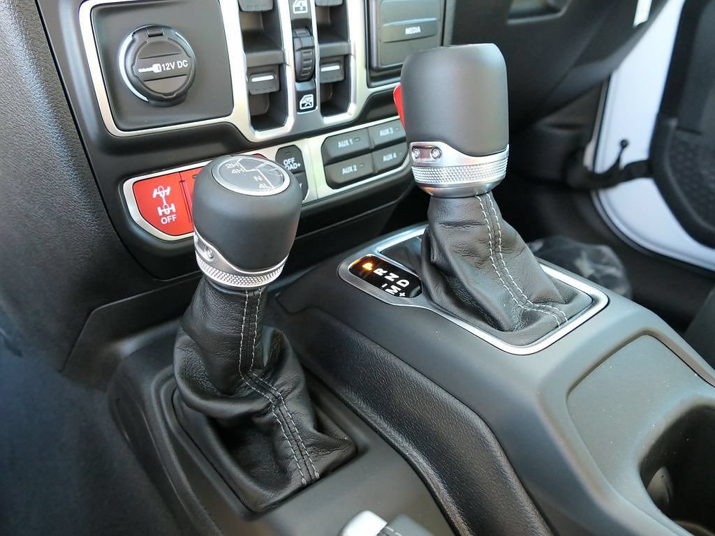 New 2026 Jeep Gladiator Rubicon w/ Safety Group AWD/4WD image 18