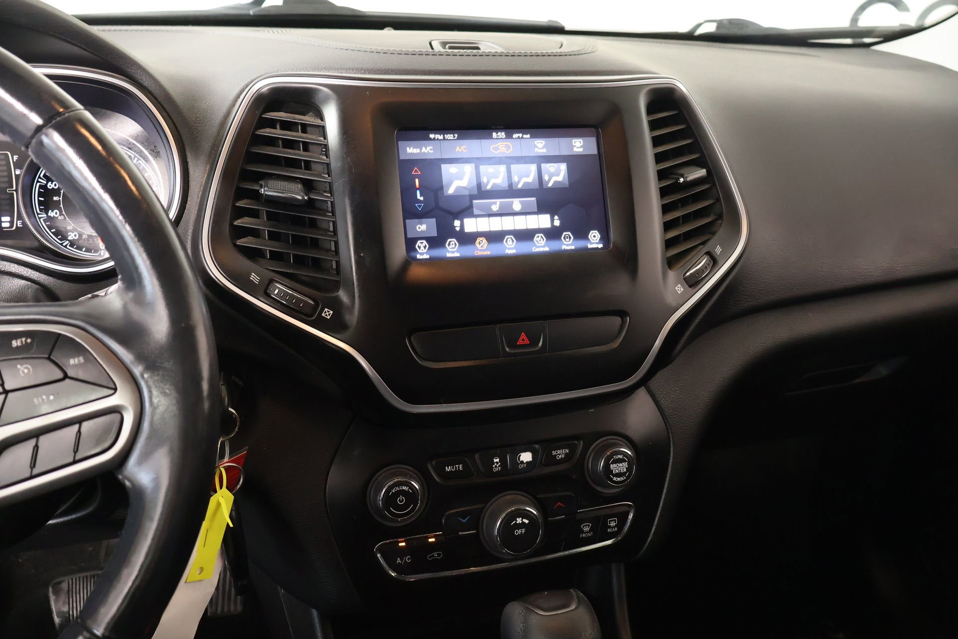 Used 2020 Jeep Cherokee Latitude w/ Cold Weather Group image 5