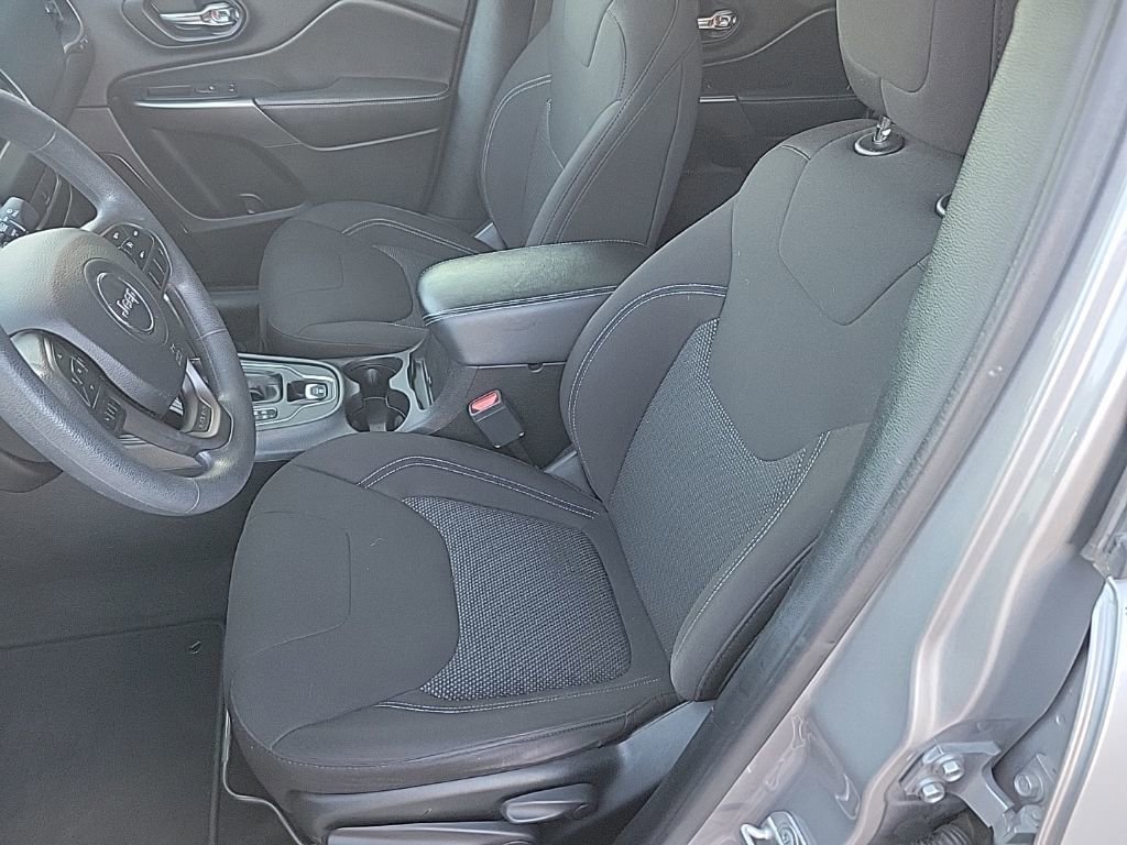 Used 2020 Jeep Cherokee Latitude FWD image 18