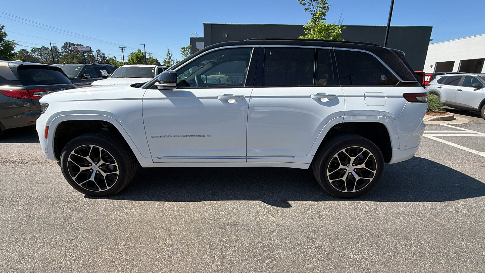 Used 2024 Jeep Grand Cherokee Summit AWD/4WD image 11