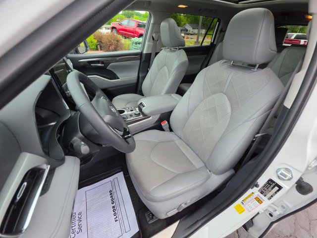 Used 2023 Toyota Highlander Platinum AWD/4WD image 32
