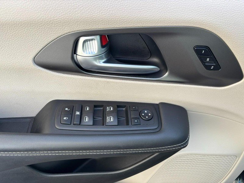 Used 2024 Chrysler Pacifica Touring-L FWD image 20