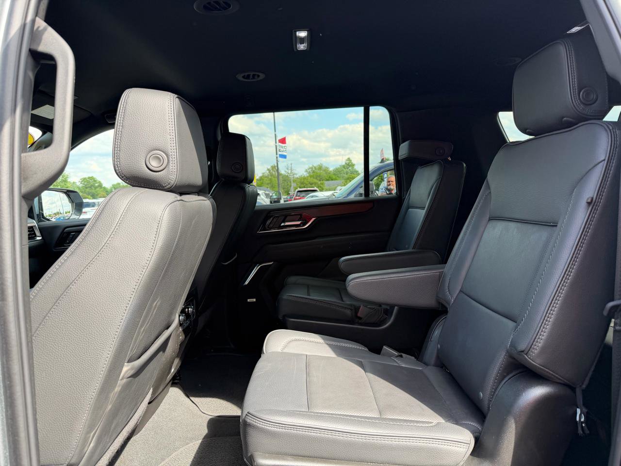 Used 2025 GMC Yukon XL Denali AWD/4WD image 18