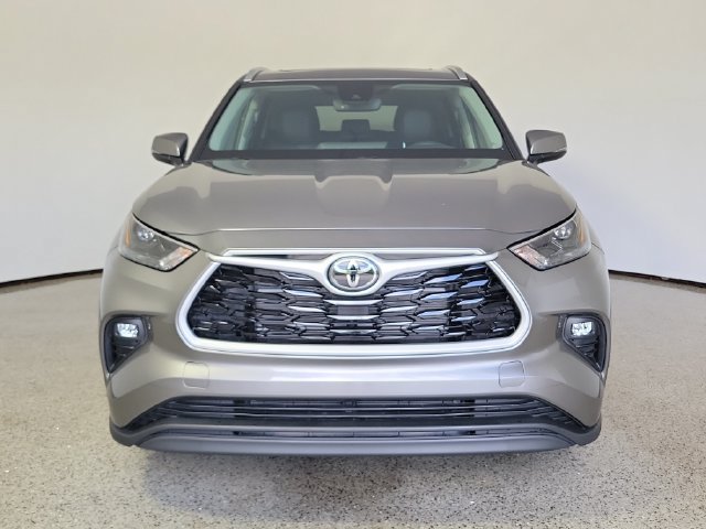 Used 2026 Toyota Highlander XLE AWD/4WD image 3