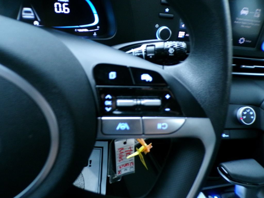 Certified 2025 Hyundai Elantra SE FWD image 30