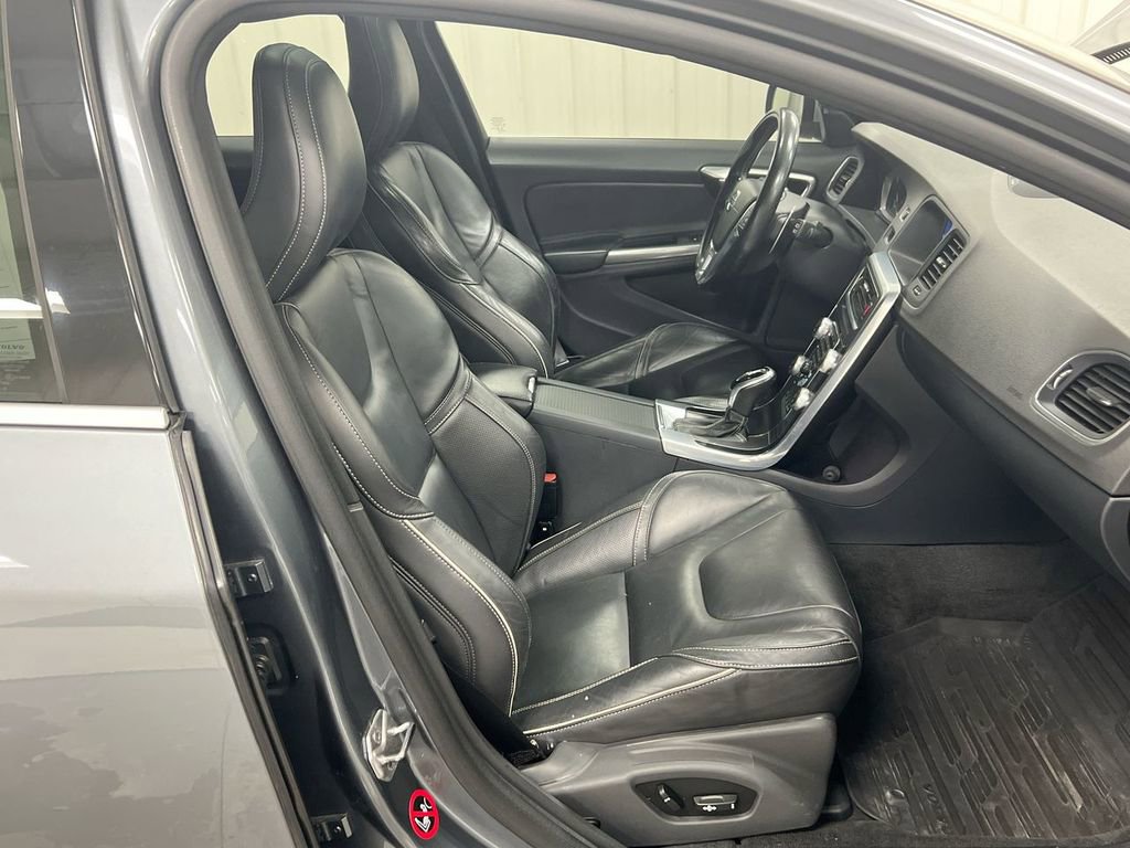 Used 2017 Volvo V60 T6 R-Design Platinum image 23
