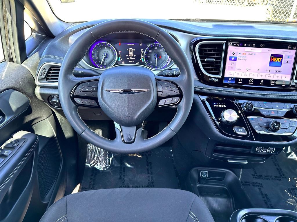 Used 2024 Chrysler Pacifica Touring FWD image 24