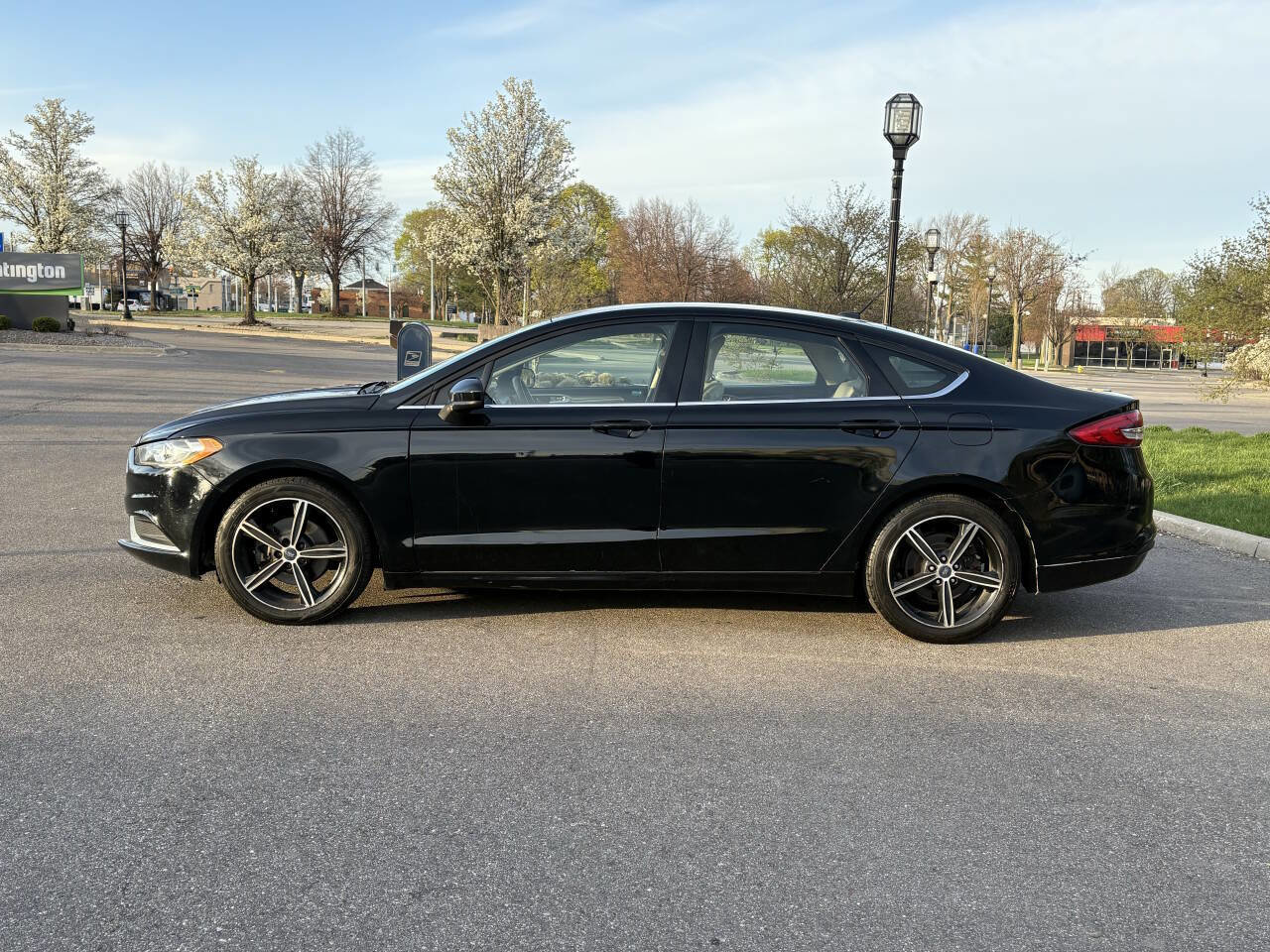 Used 2017 Ford Fusion SE w/ Fusion SE Technology Package FWD image 16