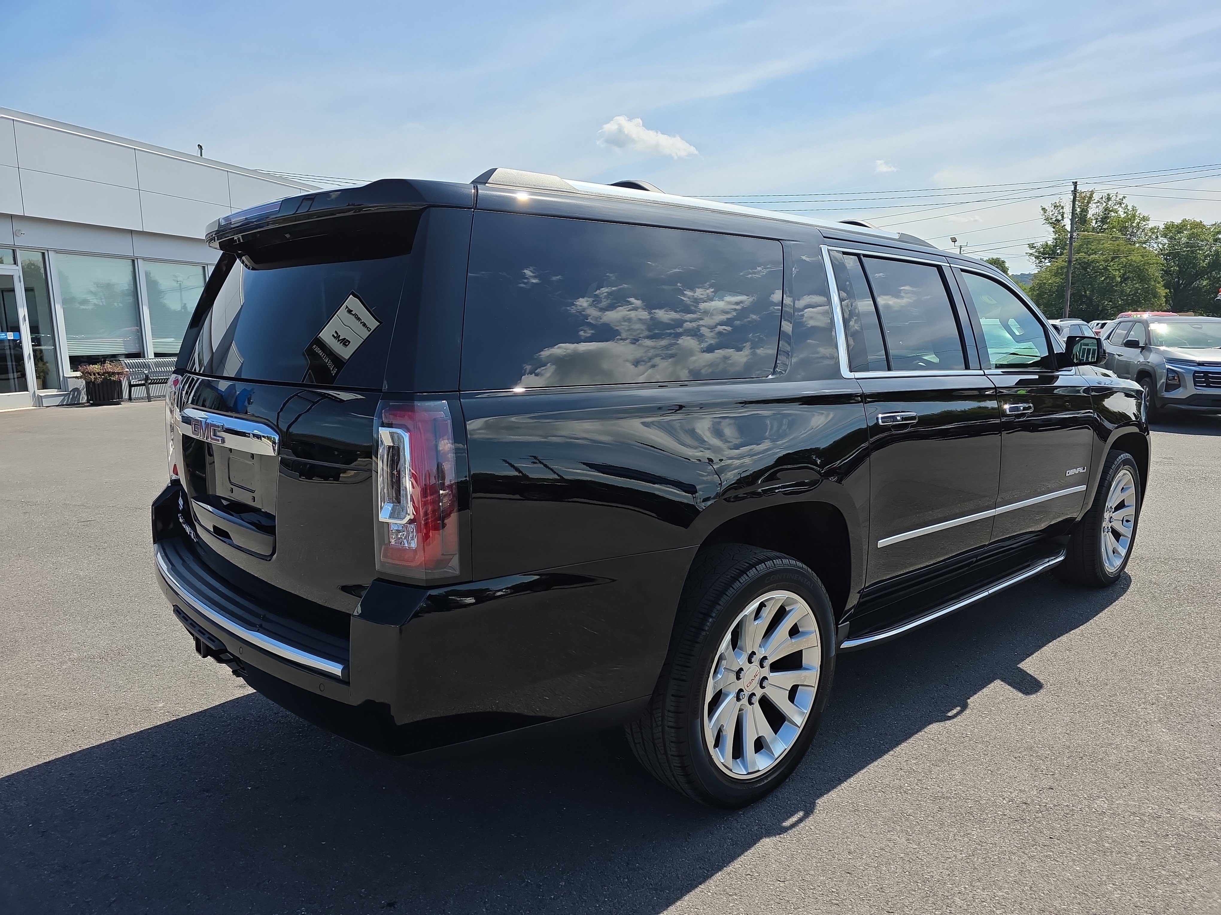 Used 2018 GMC Yukon XL Denali image 3