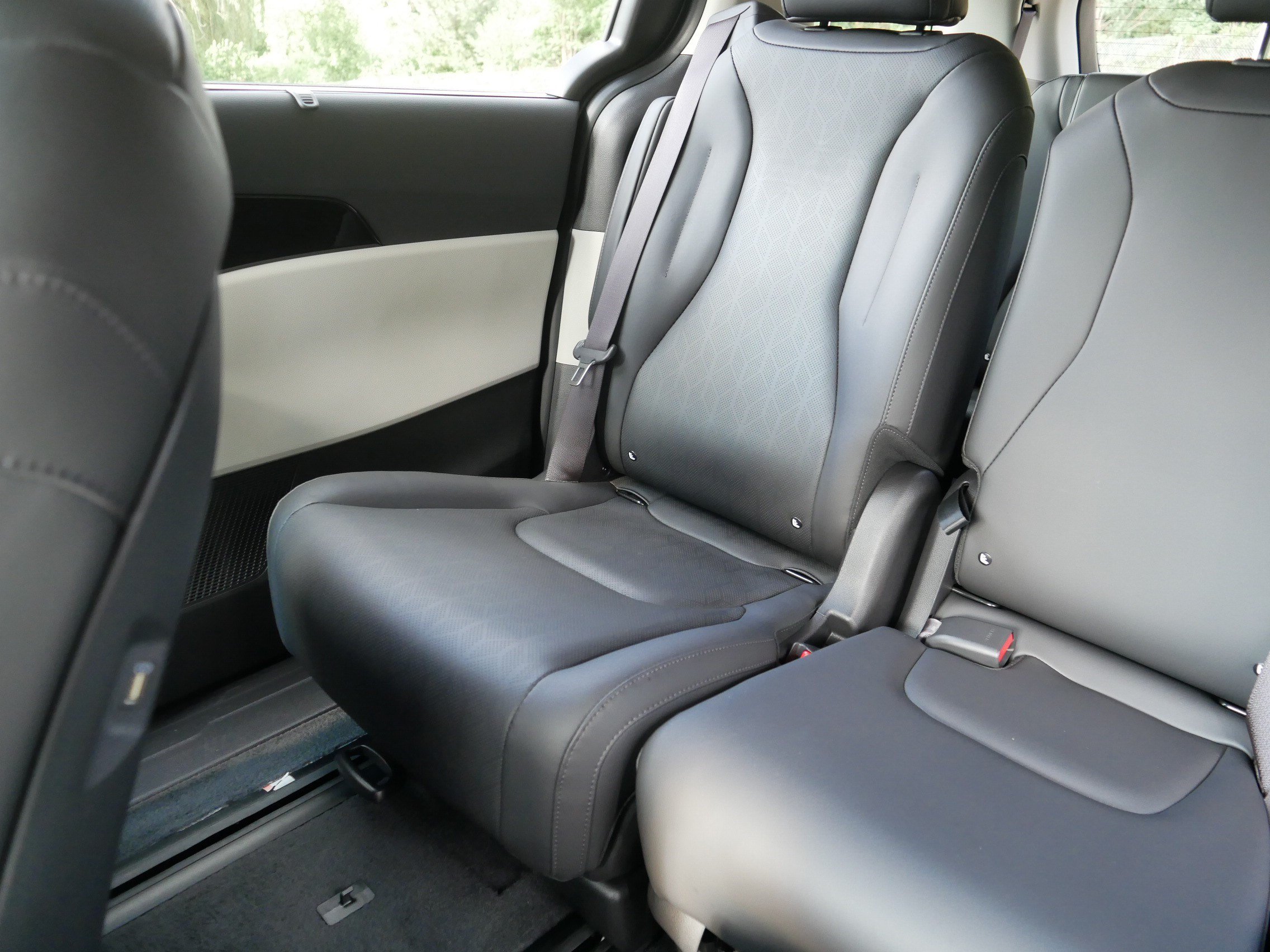 Certified 2023 Kia Carnival EX FWD image 12
