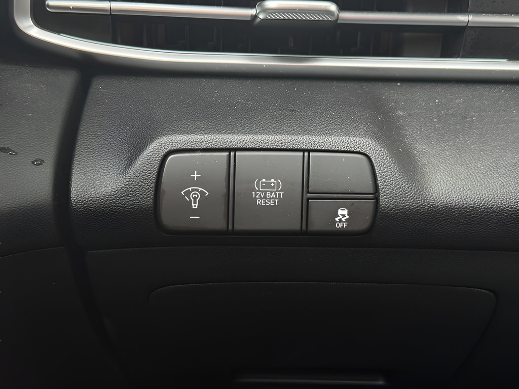 Certified 2024 Hyundai Elantra Limited FWD image 19