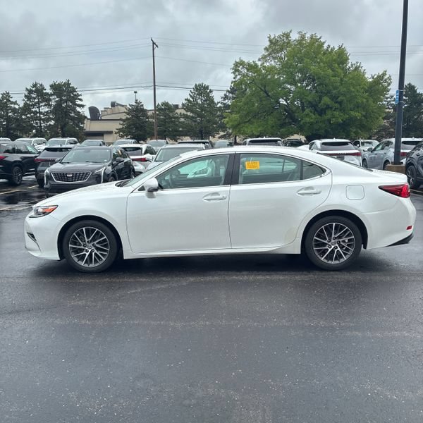 Used 2017 Lexus ES 350 w/ Luxury Package FWD image 2