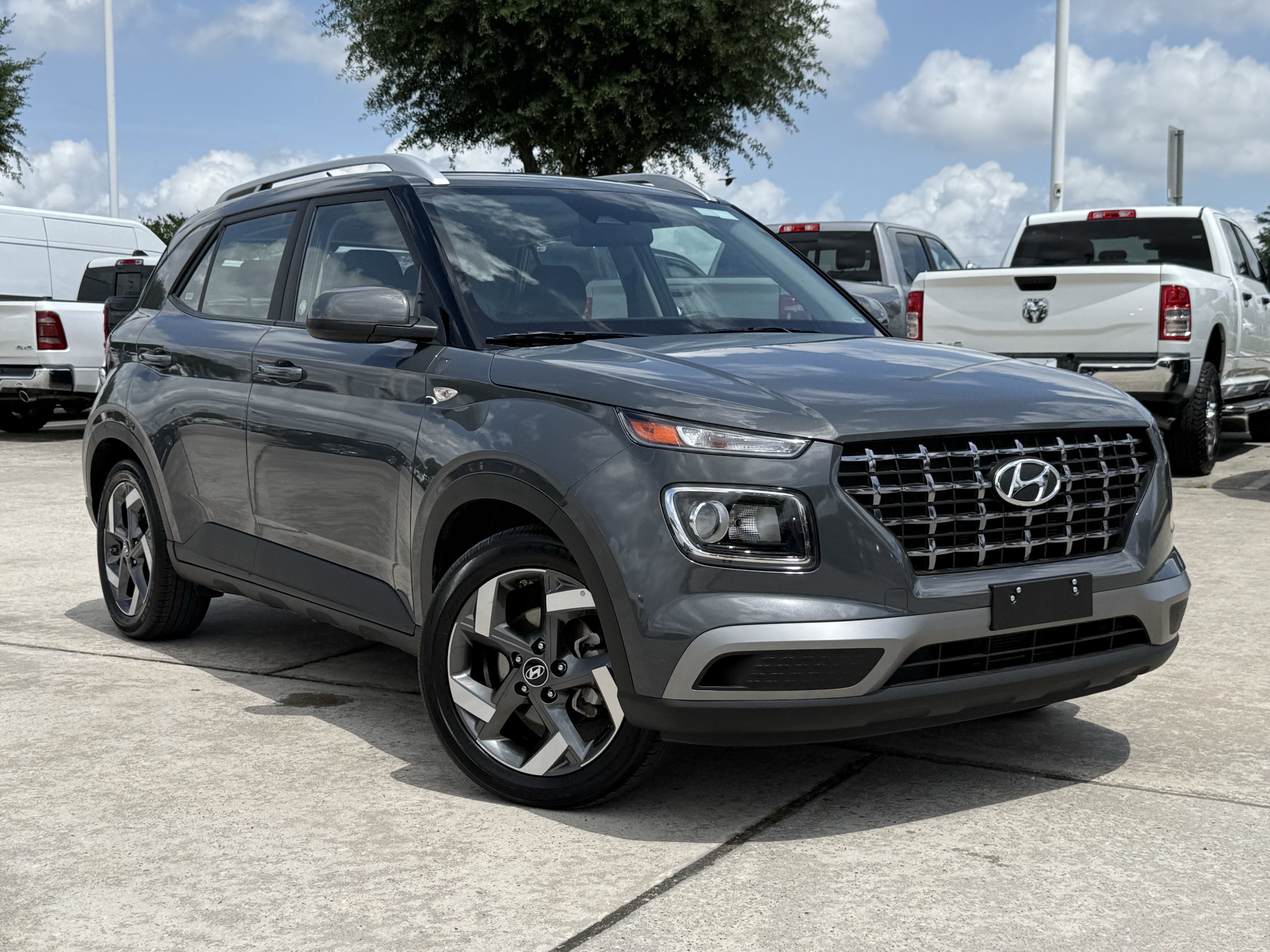 Used 2025 Hyundai Venue SEL FWD image 2