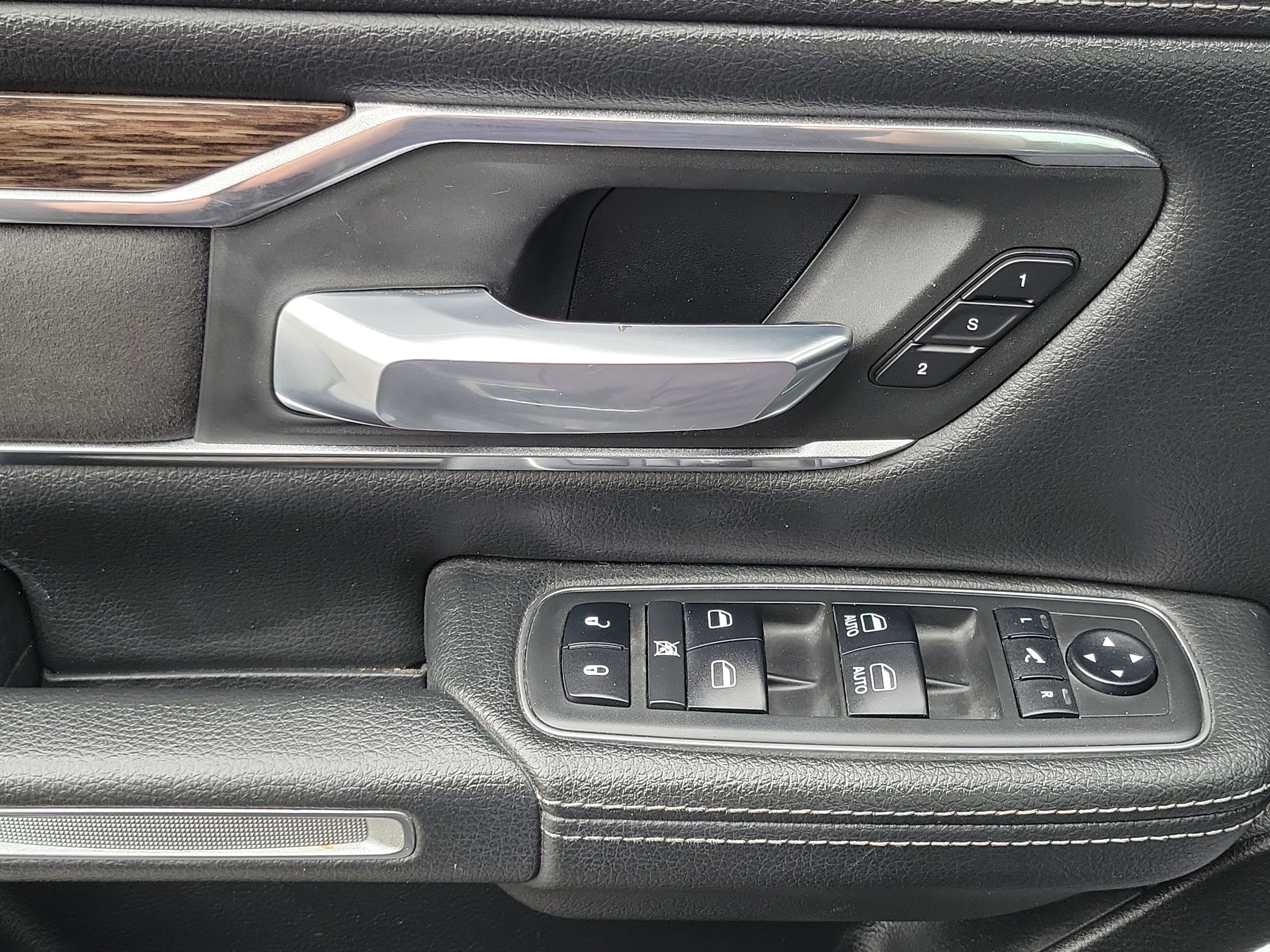 Used 2019 RAM 1500 Laramie AWD/4WD image 15