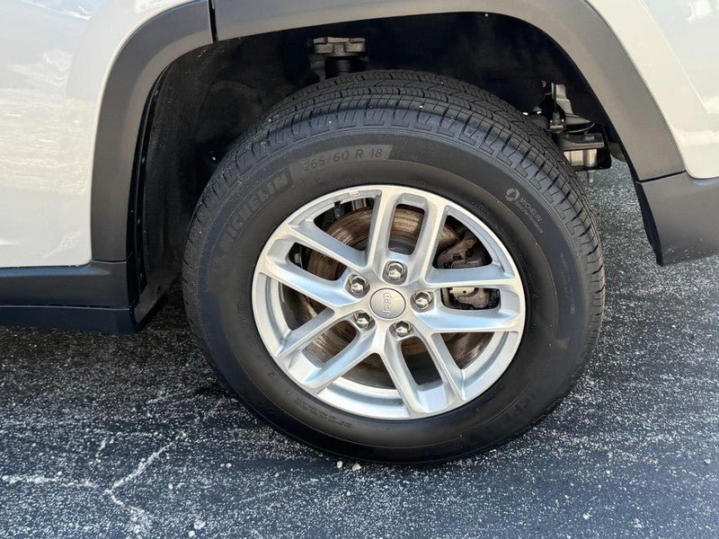 Used 2024 Jeep Grand Cherokee Laredo X AWD/4WD image 8