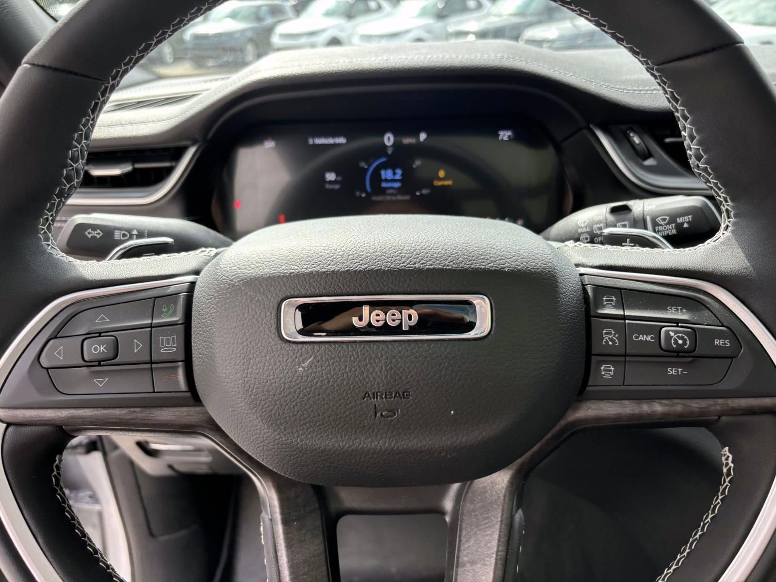 Used 2025 Jeep Grand Cherokee Limited w/ Luxury Tech Group II image 16