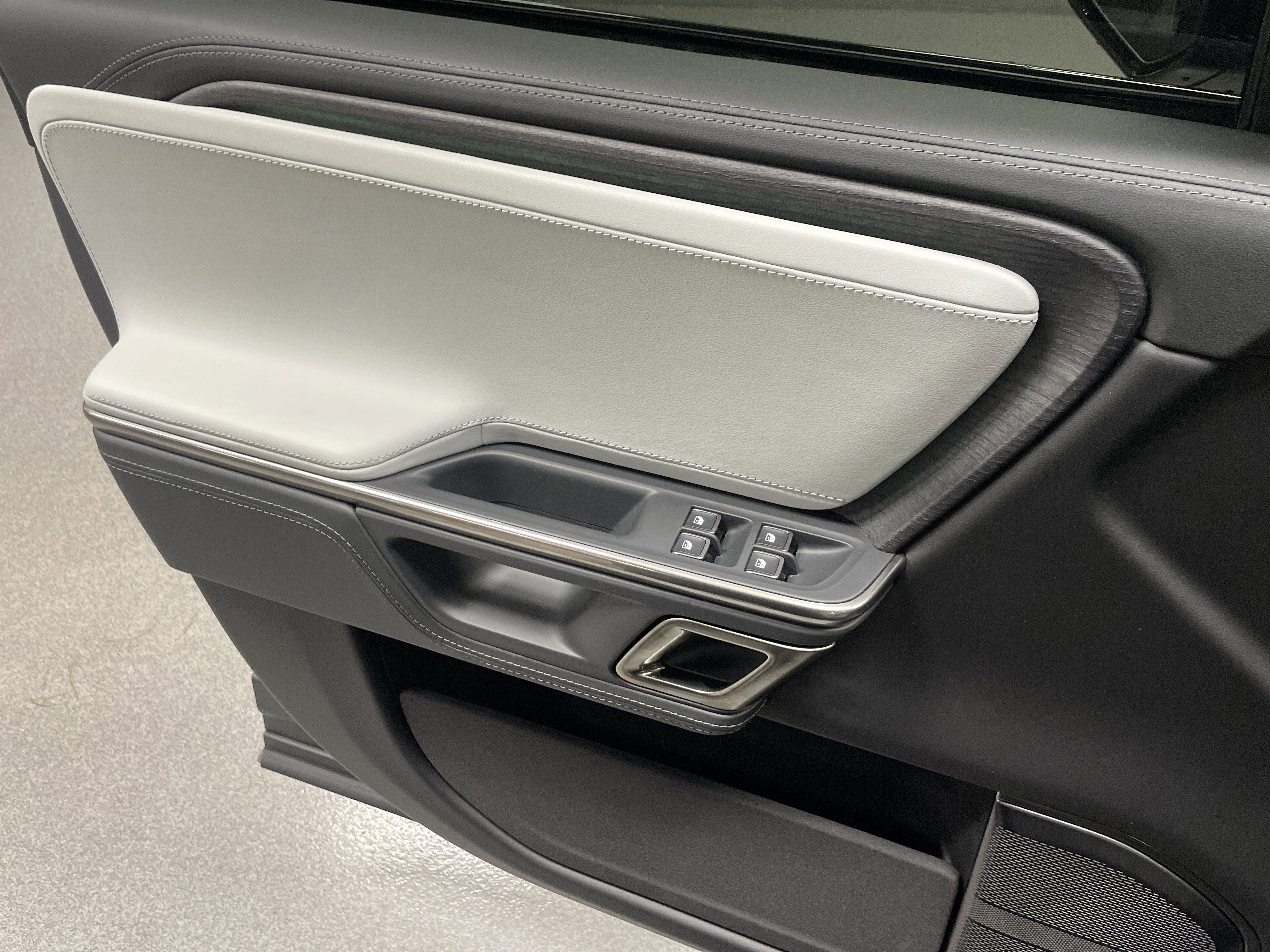 Used 2024 Rivian R1S Adventure image 14