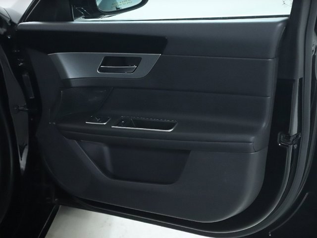 Used 2018 Jaguar XF Premium image 34