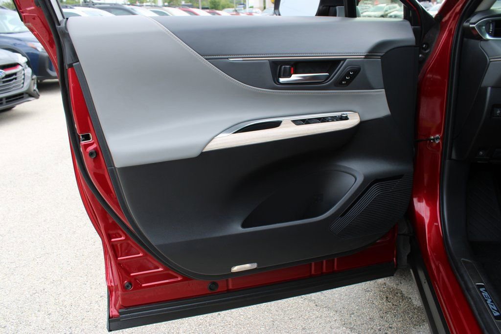 Used 2024 Toyota Venza XLE AWD/4WD image 9