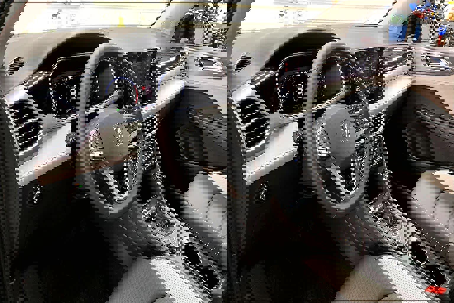 New 2026 Volkswagen Taos SEL image 8