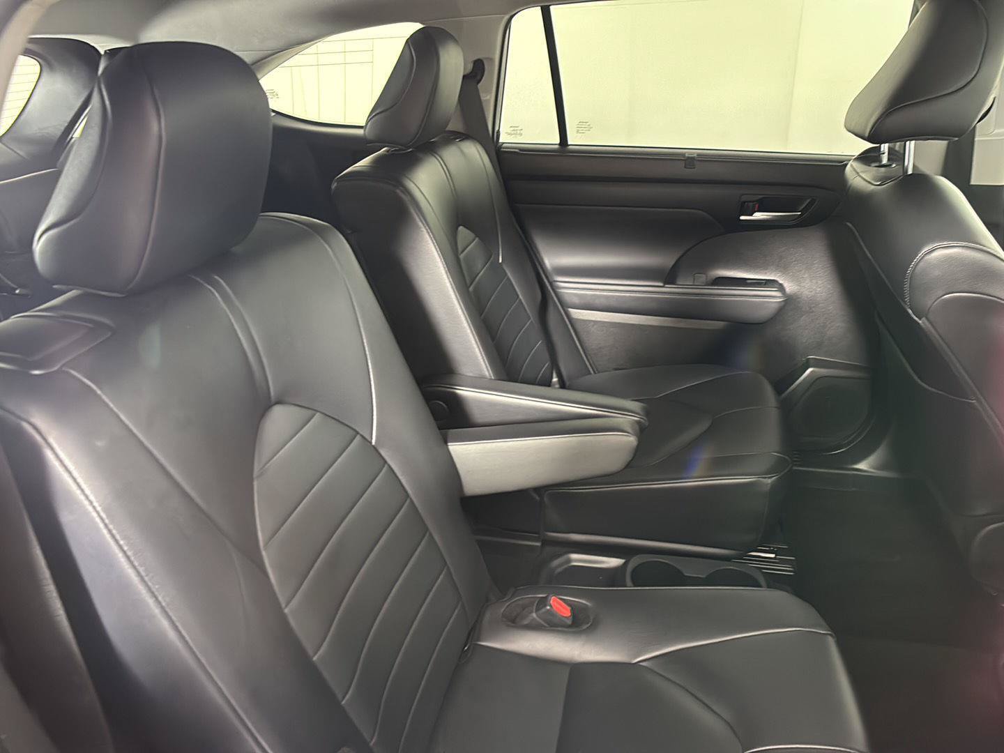 Used 2024 Toyota Highlander XLE AWD/4WD image 18