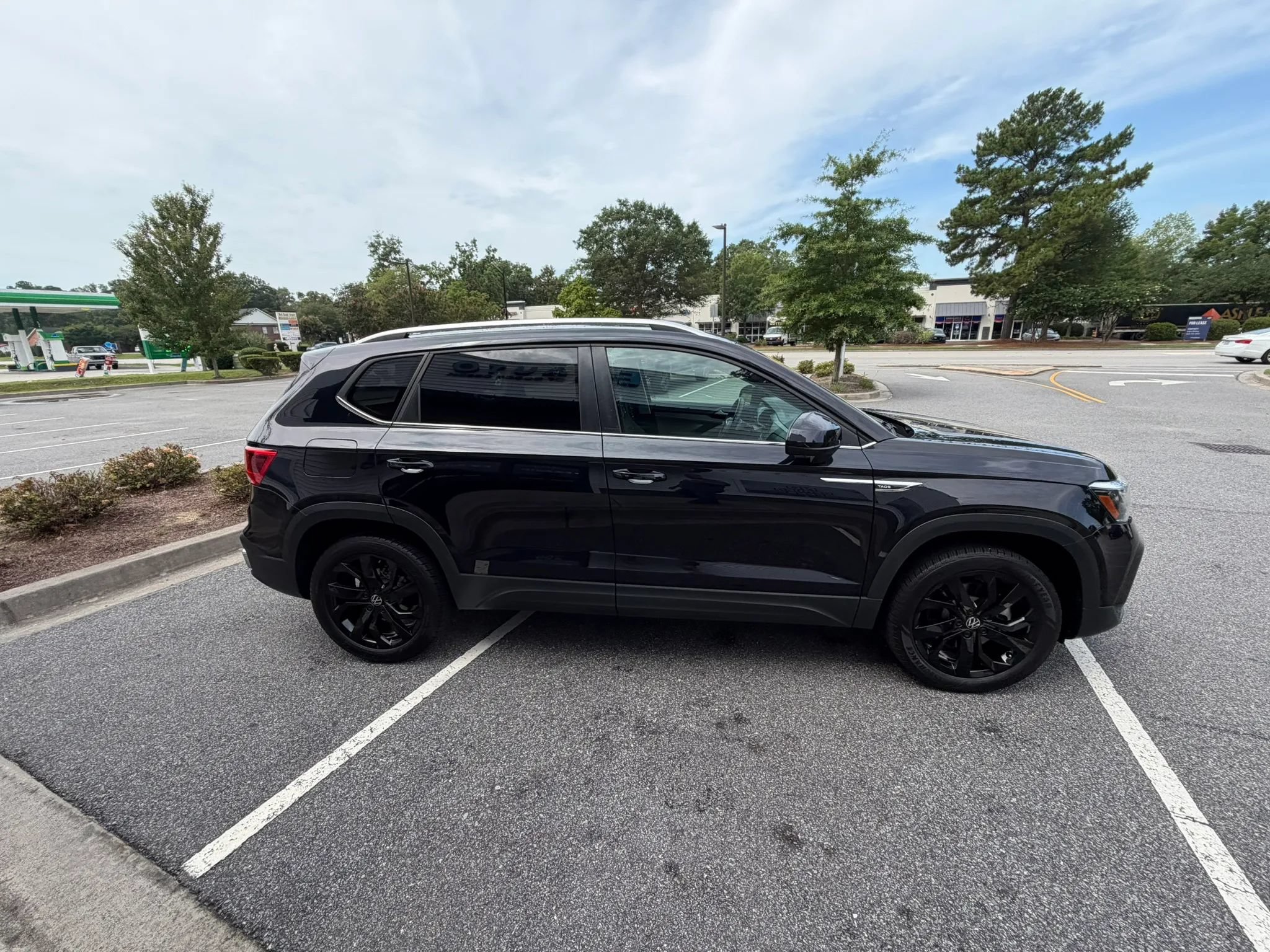 Used 2024 Volkswagen Taos SE FWD image 5