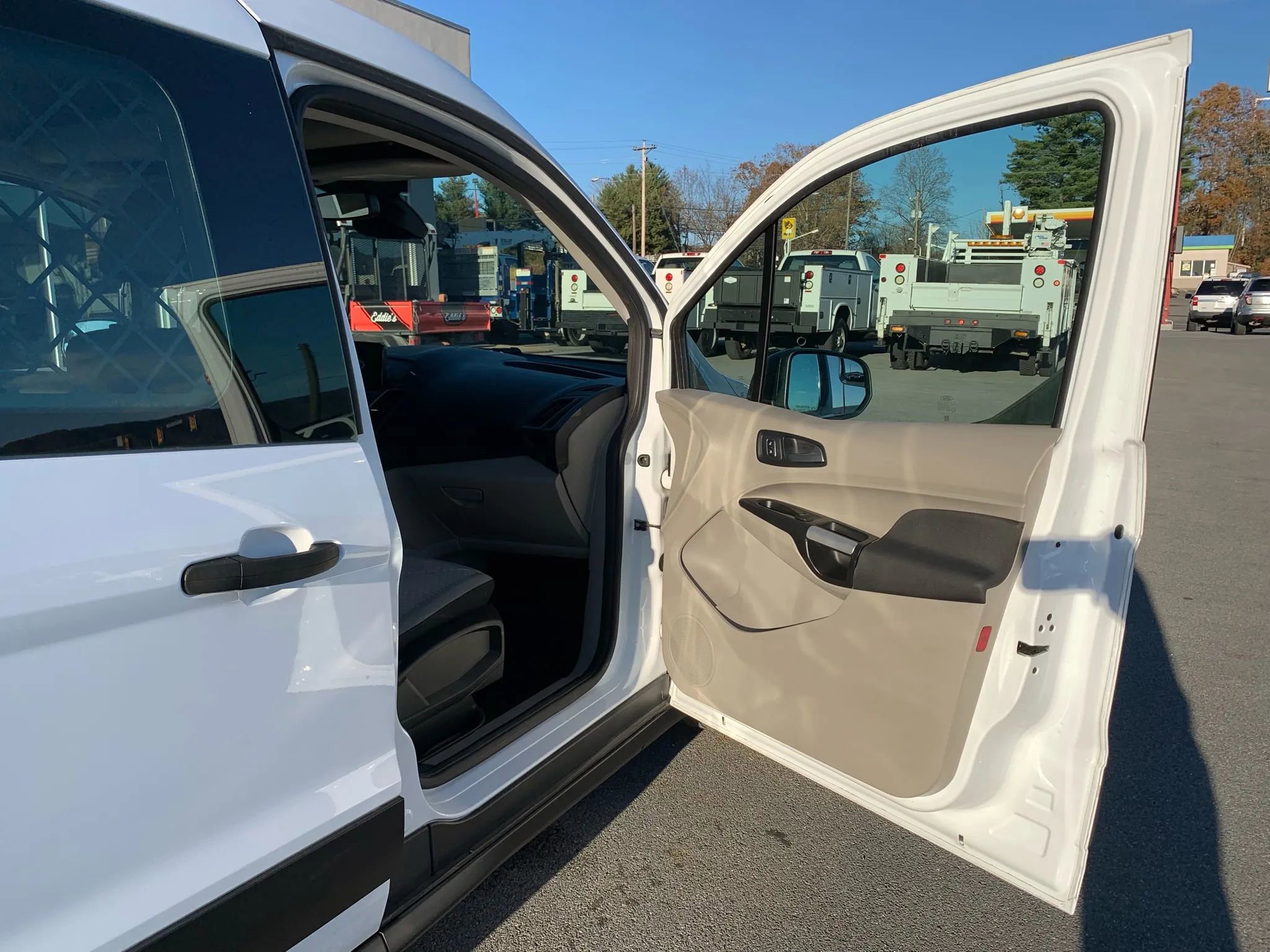 Used 2019 Ford Transit Connect XLT image 18