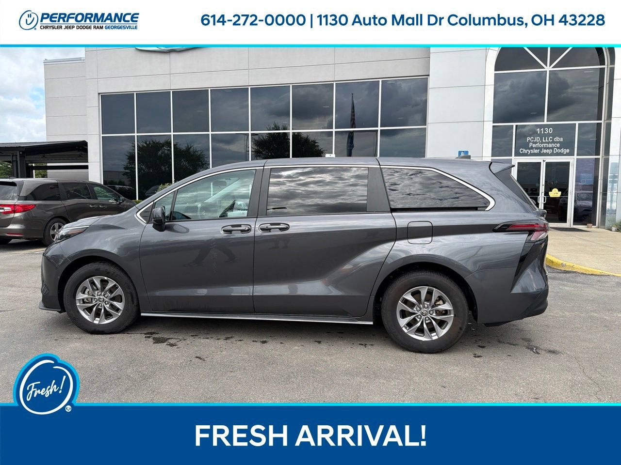 Used 2025 Toyota Sienna LE FWD image 6