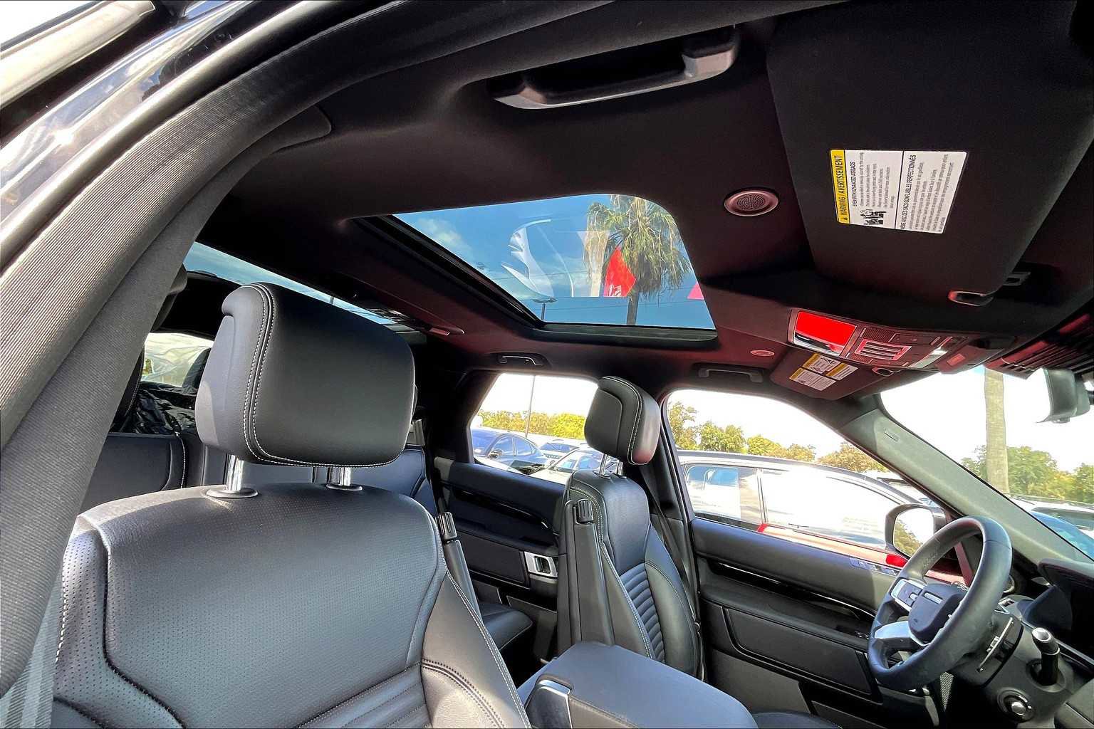 Used 2025 Land Rover Discovery S image 25