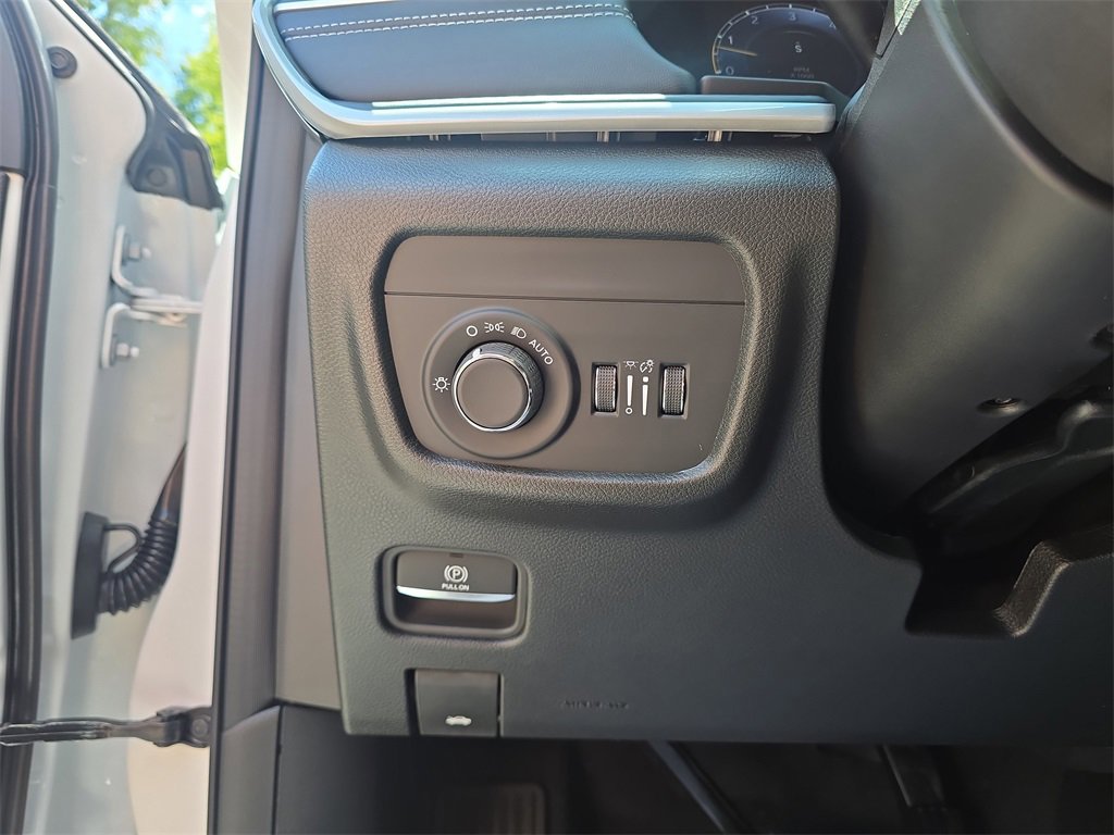 New 2025 Jeep Grand Cherokee Laredo X w/ Luxury Tech Group I image 14