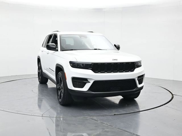 Used 2023 Jeep Grand Cherokee Altitude image 4