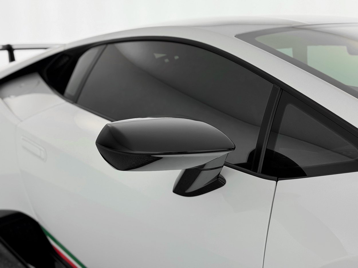 Used 2018 Lamborghini Huracan Performante AWD/4WD image 38