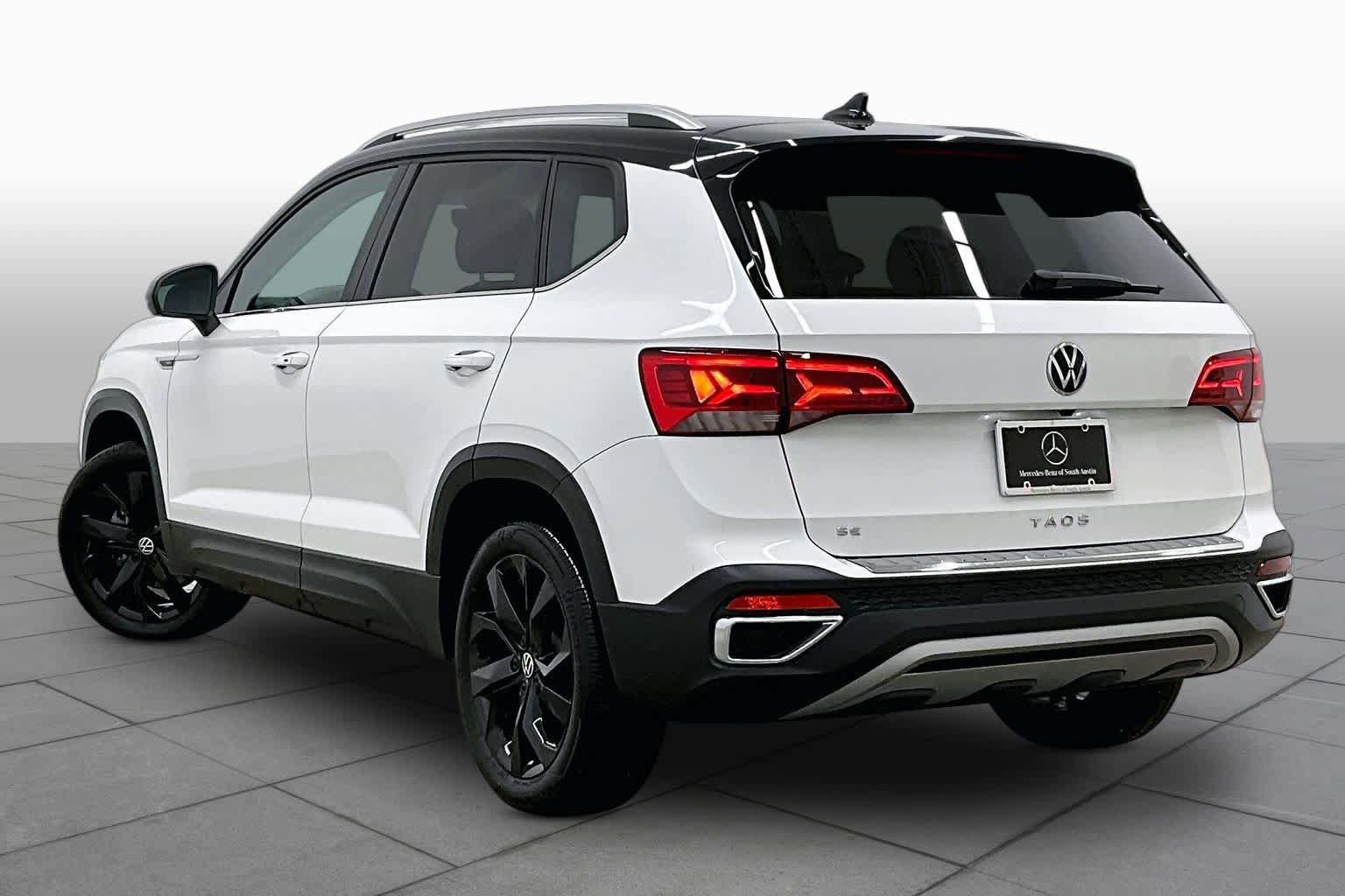 Used 2023 Volkswagen Taos SE w/ Panoramic Sunroof Package FWD image 12